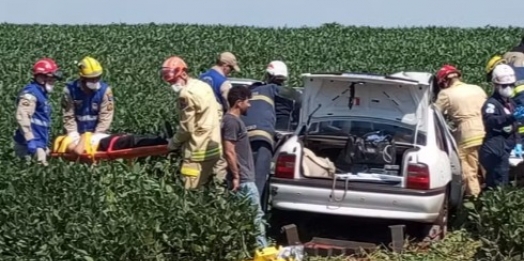 Duas pessoas morrem após carro bater em veículos e capotar em plantação, na BR-369, em Corbélia