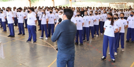 Executivo participa de entrega de uniformes em escolas cívico-militares de Guaíra