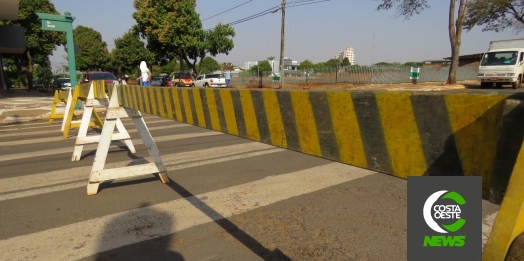 Falta de atenção no trânsito faz motoristas colidirem veículos em cavaletes de sinalização em Santa Helena