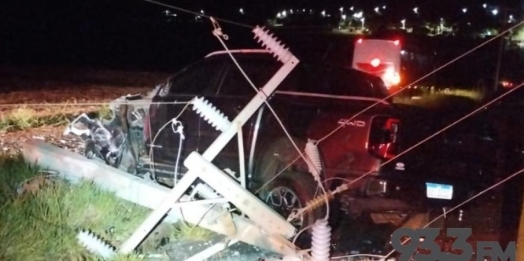 Ford Ranger atinge motocicletas e arranca poste em São José das Palmeiras