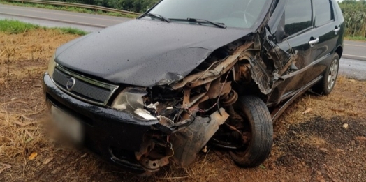 Forte batida entre carros é registrada na BR-163 em Mercedes