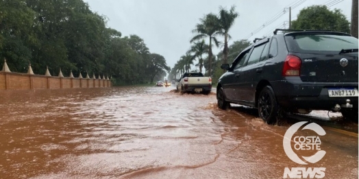 Forte chuva causa alagamento em rodovia em Santa Helena e trânsito é lento