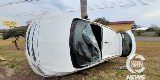 GM Onix parcialmente tomba em acidente na PR 488 em Santa Helena