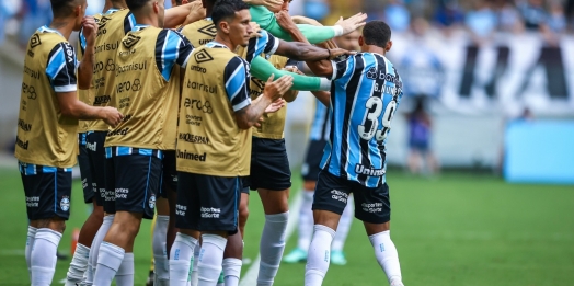 Grêmio goleia Santa Cruz no Gauchão e dorme na liderança da competição