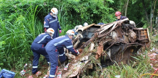 Homem morre após caminhão de leite ficar sem freio e tombar na PR 488 em Santa Helena