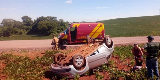 Veículo capota na PR 317, em Ouro Verde do Oeste