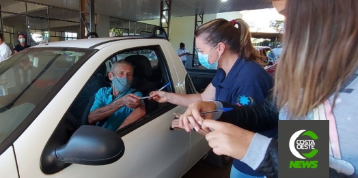 Idoso comemora ao tomar segunda dose da vacina contra a covid-19 em São Miguel do Iguaçu