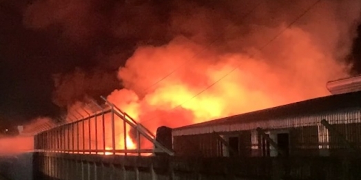 Incêndio consome fabrica de roupas na BR 277 em Cascavel