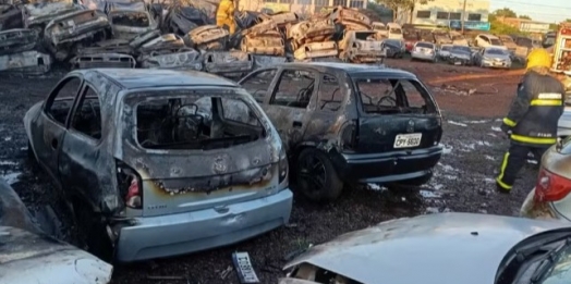 Incêndio de grandes proporções destrói mais de 100 veículos no pátio do Detran em Cascavel