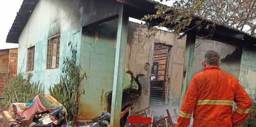 Incêndio destrói casa em Itaipulândia e deixa família desabrigada