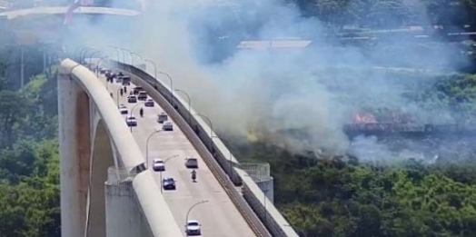 Incêndio em vegetação queimou fios e deixou prejuízo de R$ 60 mil na Ponte da Amizade