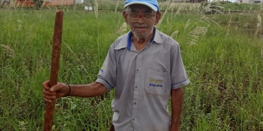 “Isso aqui é meu coração”, diz idoso de 94 anos ao trabalhar carpindo lote; assista