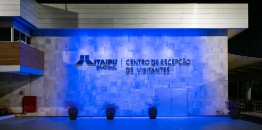 Itaipu se ilumina de azul para marcar Dia Mundial de Prevenção de Afogamentos