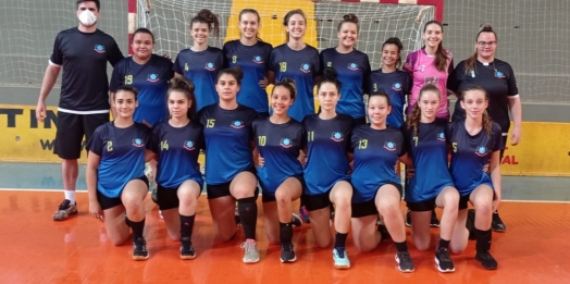 Júlia Schuvank Maculan e Maria Isabel Freitas Medina se preparam para o Campeonato brasileiro de handebol