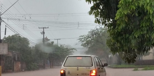 Mais de 50 casas foram alagadas pela chuva em Foz do Iguaçu