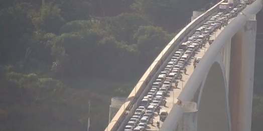 Manifestação causa congestionamento na Ponte da Amizade