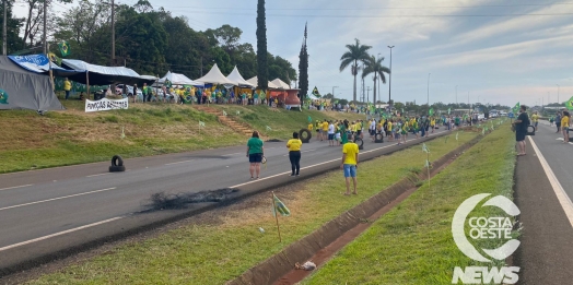 Manifestantes bloqueiam parcialmente a BR-277, em Medianeira, neste domingo (20)