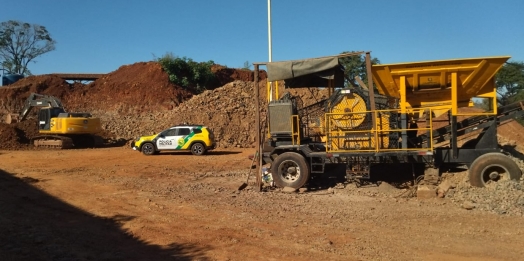Maquinário pesado apreendido em operação contra exploração mineral ilegal em São Miguel do Iguaçu