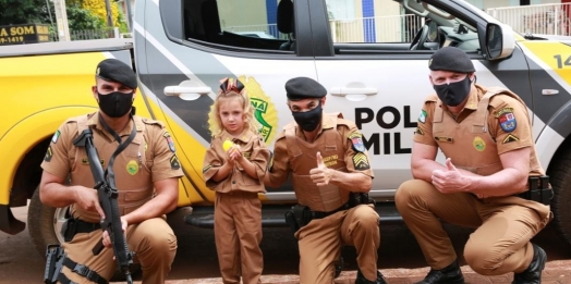 Menina fã da Polícia Militar ganha farda de presente em Missal