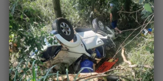 Missal/Medianeira: Duas pessoas ficam gravemente feridas após caminhonete cair em barranco na PR-495