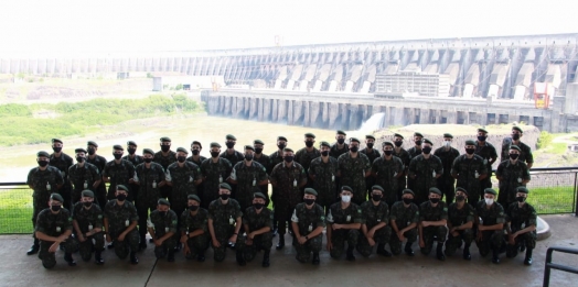 Monitores e Atiradores do Tiro de Guerra 05-018 realizam visita à Itaipu Binacional