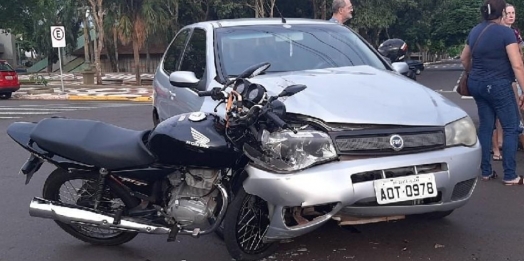 Moto fica cravada em veículo após acidente no centro de Santa Helena