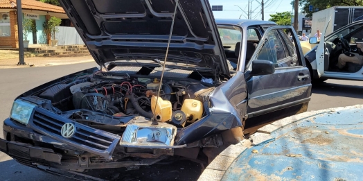 Motorista colide em Monumento no centro de Santa Helena e é encaminhado para hospital