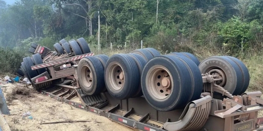 Motorista de caminhão morre em acidente após ser ejetado do veículo no Paraná