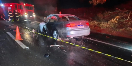 Motorista morre carbonizado após bater carro na traseira de caminhão no Paraná