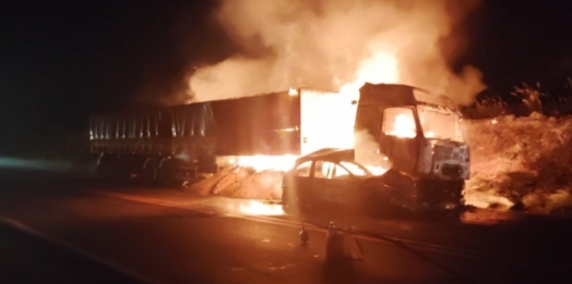 Motorista morre carbonizado após grave acidente entre carreta e carro no PR