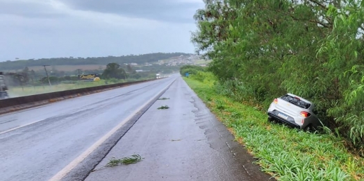 Motorista perde controle da direção e cai em ribanceira em São Miguel do Iguaçu