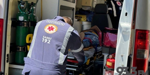 Mulher fica ferida em queda de moto na Av. Brasil em Santa Helena