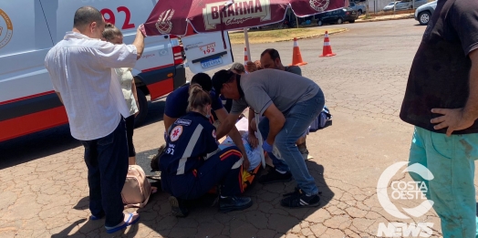 Mulher tem fratura na perna após acidente em Santa Helena envolvendo motocicleta e camionete