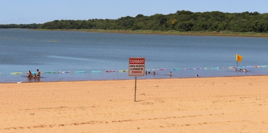 Nova rede protege banhistas contra o ataque de piranhas na prainha de Itaipulândia