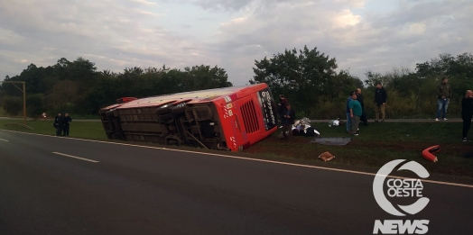 Ônibus tomba e deixa passageiros feridos entre Santa Terezinha de Itaipu e São Miguel do Iguaçu