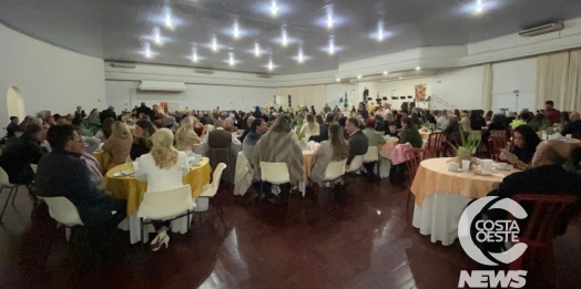 Orquestra, café colonial e sorteios animam noite em Medianeira