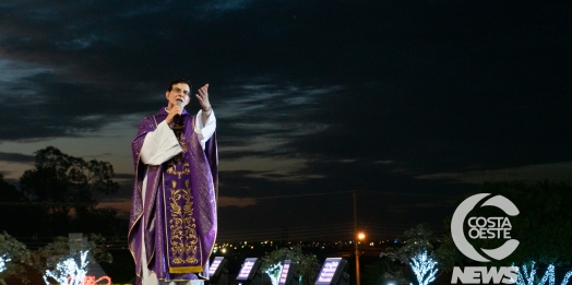 Padre Reginaldo Manzotti emociona público em show no Gramadão da Vila A, em Foz