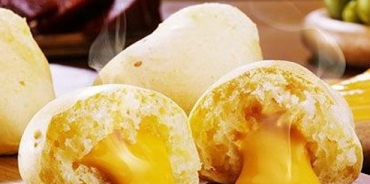 Pão de queijo recheado com cheddar