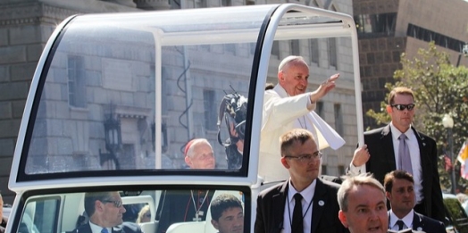 Papa Francisco é hospitalizado para fazer exames e tratar bronquite, diz Vaticano