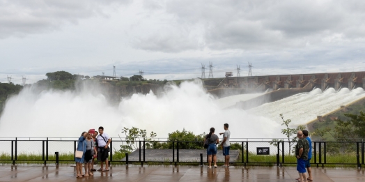 Pelo segundo domingo consecutivo, usina de Itaipu abre duas calhas do vertedouro