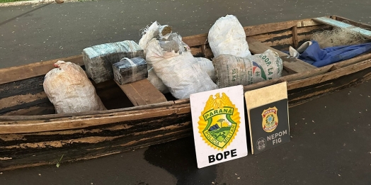 PF e PM apreendem embarcação com fardos de maconha no rio Paraná