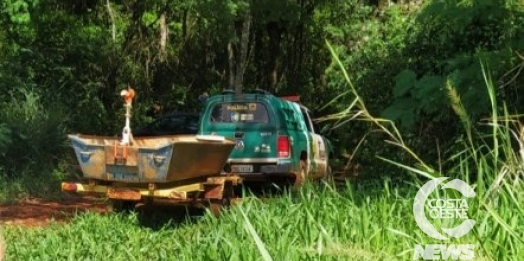 Polícia Ambiental detém duas pessoas e retém barco e redes em Santa Helena