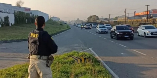 Polícia flagra em um só dia 135 carros transitando no acostamento das BRs 116 e 277