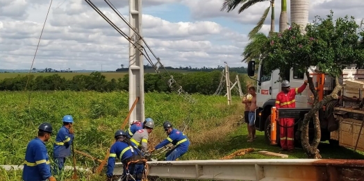 Postes da rede elétrica em Santa Helena derrubados por vendaval são substituídos