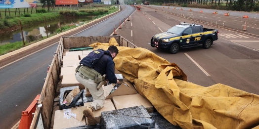 PRF apreende caminhão com milhares de cigarros eletrônicos em São Miguel do Iguaçu (PR)