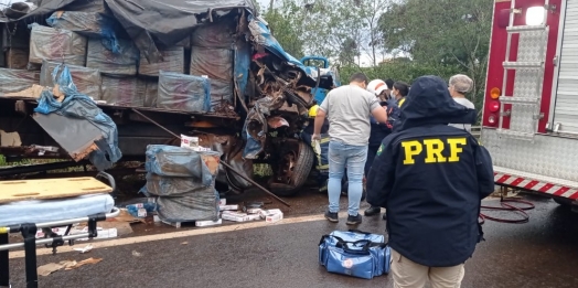 PRF apreende cigarros contrabandeados em caminhão envolvido num acidente na BR-272