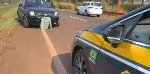 Vídeo: PRF prende homem com 150 kg de maconha que tentou cruzar canteiro central da BR-277