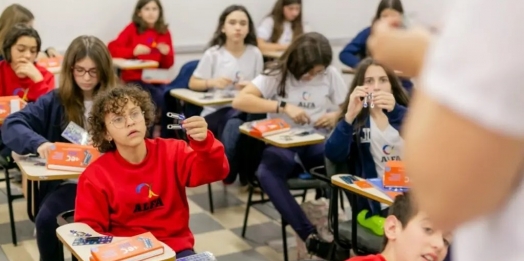 Programa oferece bolsas de estudos para alunos de baixa renda e escola pública no Paraná