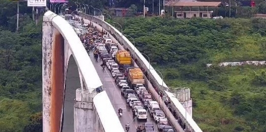 Protestos bloqueiam ponte da amizade nesta terça (18)