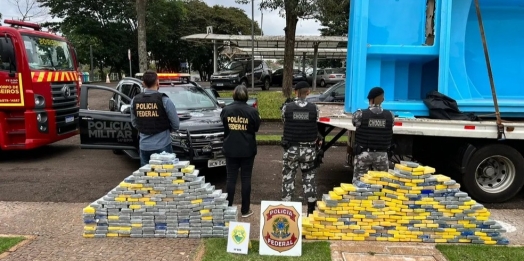 Quase 500 kg de cocaína são encontrados em fundos falsos de piscinas em caminhão guincho, em Medianeira